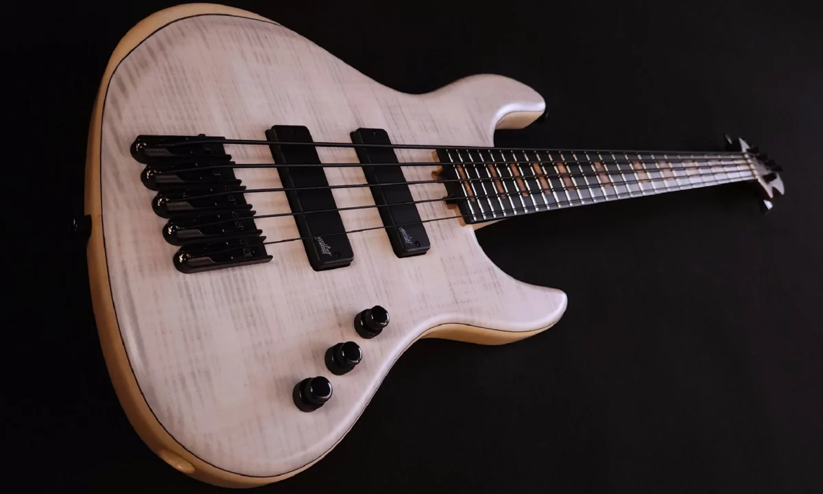 Myra 5C white metallic finish