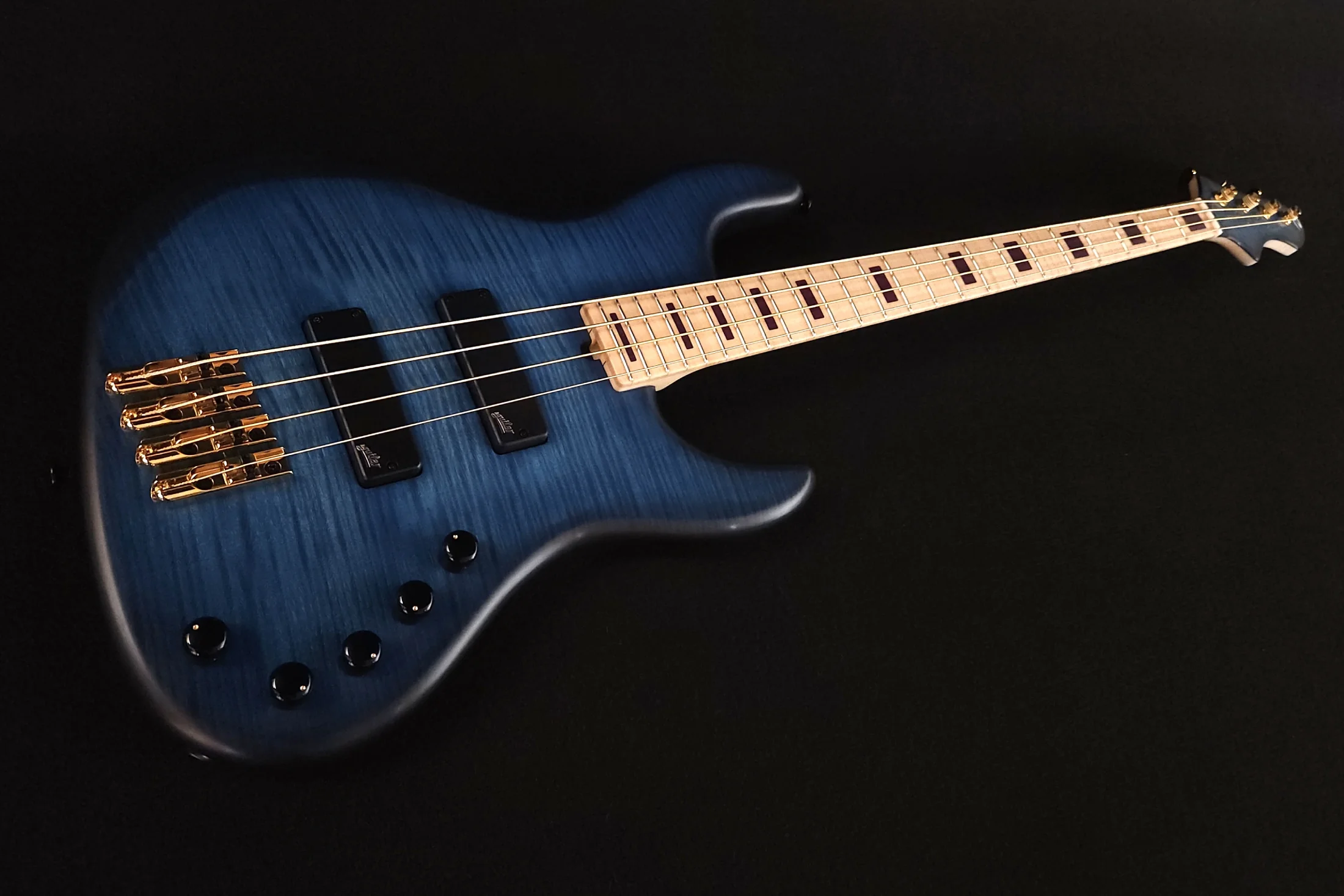 Myra 4 C deep blue burst finish